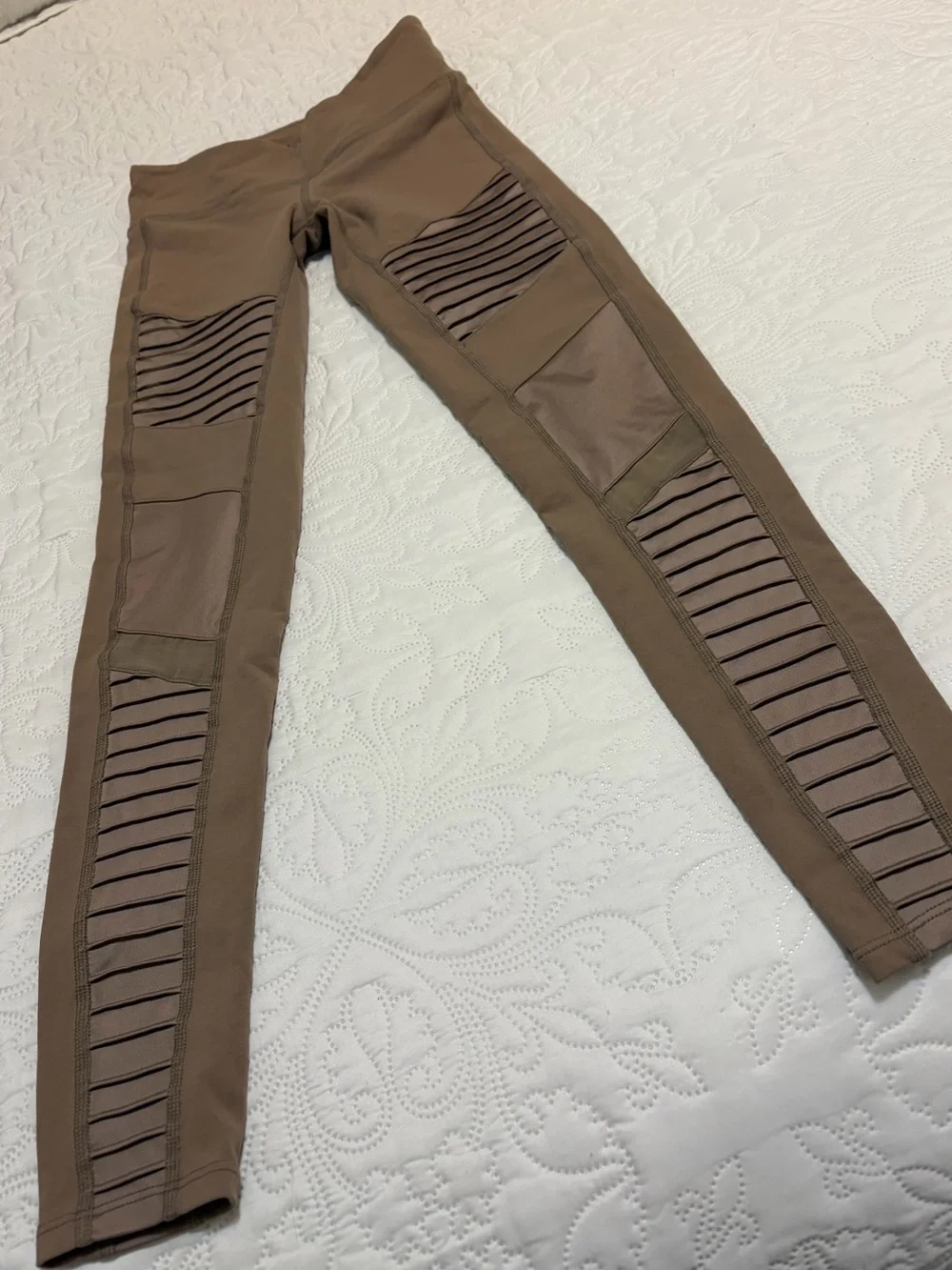 ALO Yoga Moto Gravel Glossy High-Waist Leggings - Taupe